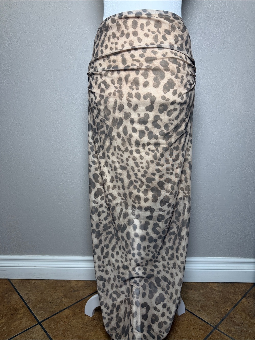 NWOT Beige Stretch Leopard Print Knit Skirt rouge at the waist